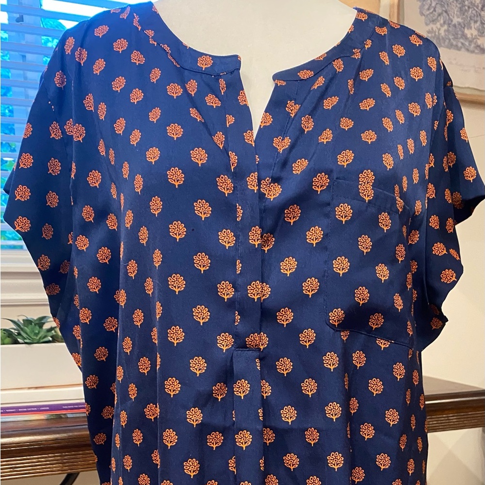 Liz Claiborne Navy and Orange Patterned Top Short sleeve, v-neck